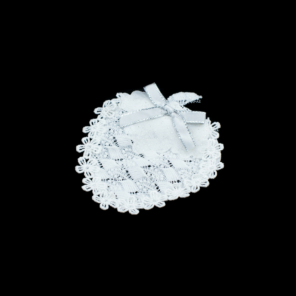 Аппликация вязаная пришивная Корзинка овал, кружево, бант 7,5*9 см белая, серый бант. Аппликации Пришивные Кружевные Вязаные