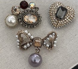 Комплект брошей (сердце, брошка, бант), серебро, золото, камни, бусины, шт. Броши комплект
