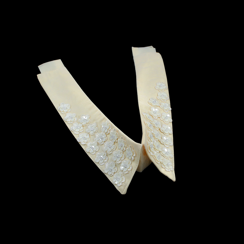 Воротник XS-004 бежевый, пайетки бежевые 13мм, бисер квадратный белый 3мм, шт. Воротники