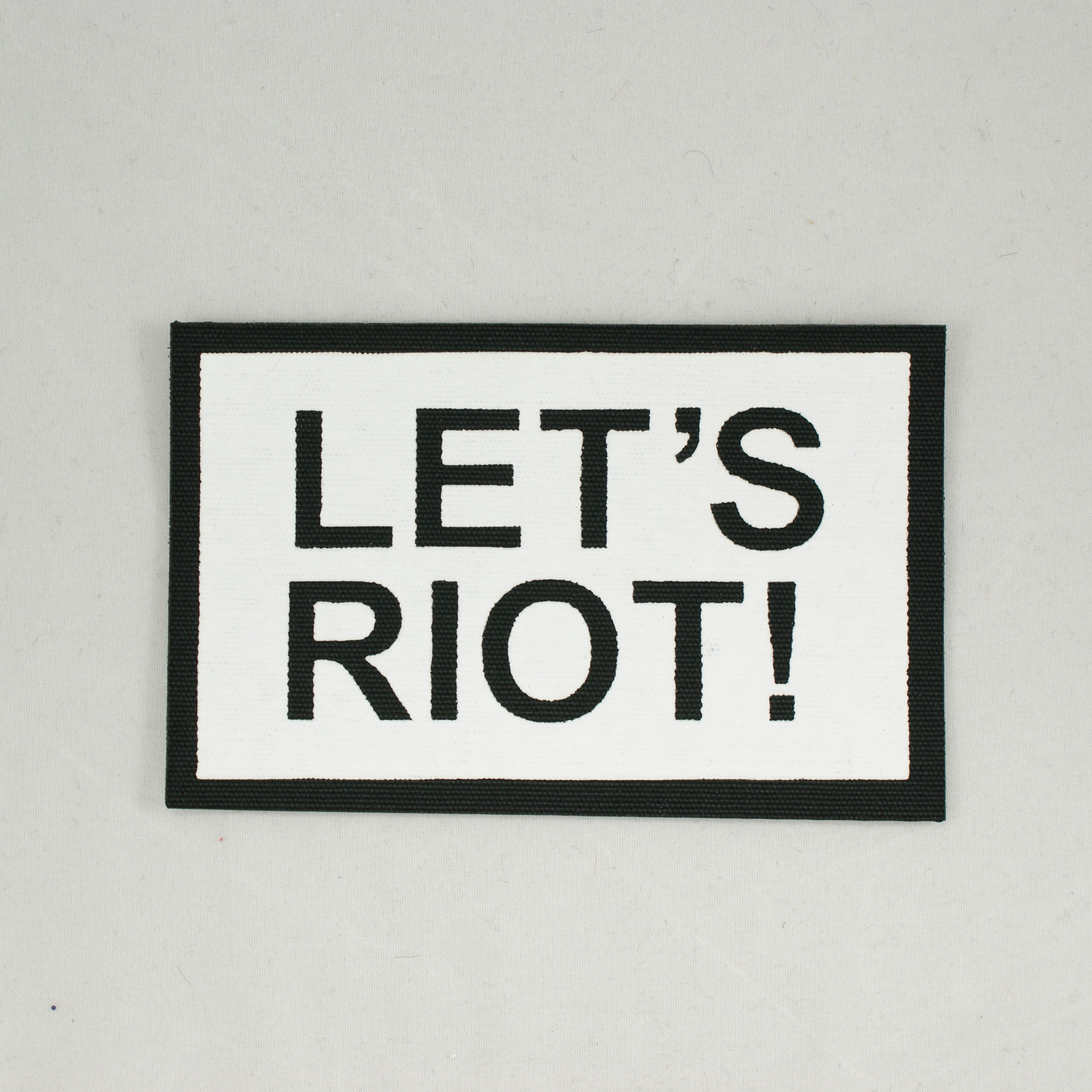Нашивка тканевая LET'S RIOT! 7*11см, черные буквы и черная рамка, белый фон, шт. Нашивка Ткань