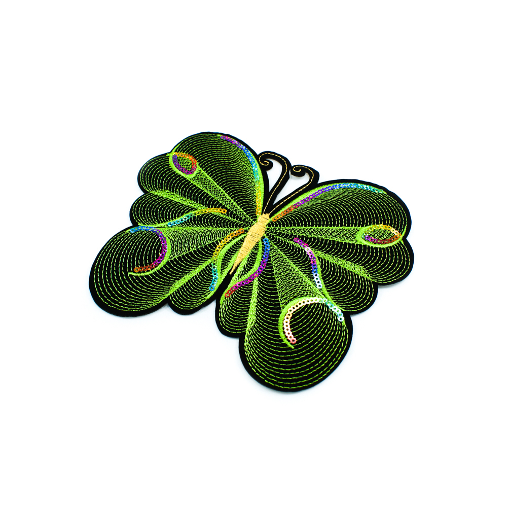 Аппликация клеевая вышитая Бабочка Строчка 17*14см зеленые, желтые нити, хамелеон пайетки. Аппликации клеевые Вышивка