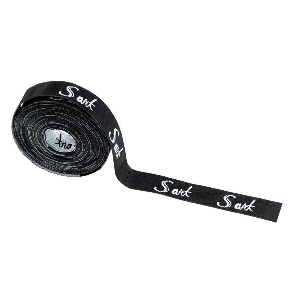 Этикетка тканевая вышитая S art (флажок)  №4, 1,2*7,6см, черная, белый лого /atkisatin/, шт. Вышивка / этикетка тканевая