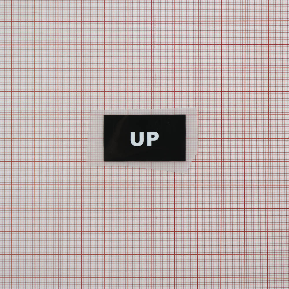 Термоаппликация резиновая UP 35*20мм черная прямоугольная, белый лого, шт. Термоаппликации Резиновые Клеенка