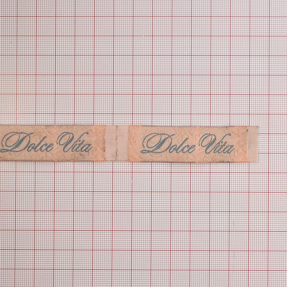 Этикетка тканевая вышитая Dolce Vita №1, 2см, кремовая, серый лого. Вышивка / этикетка тканевая