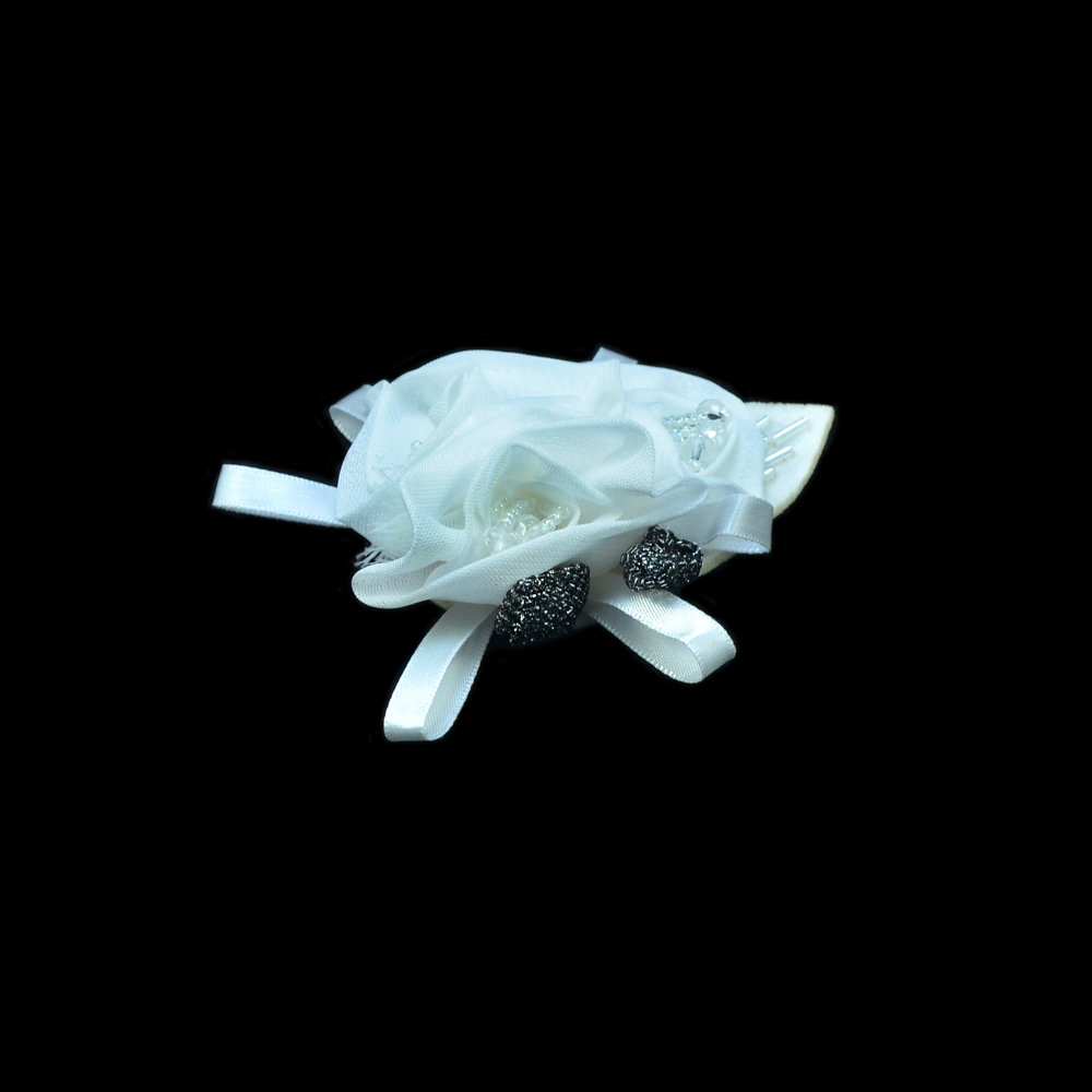 Аппликация декор №163 белый флиз. 3 бел. розы, белый бисер. Аппликация Декор