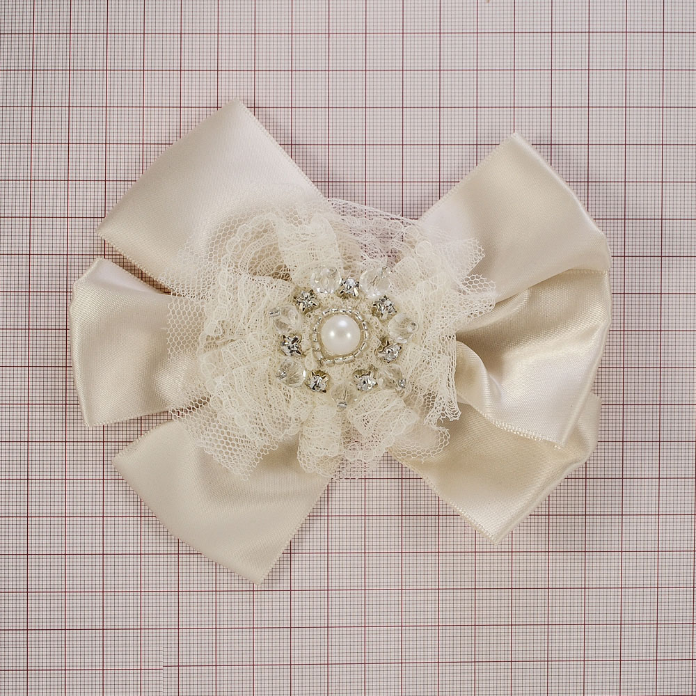 Аппликация декор белый бант атлас, белые камни, бисер, 1 жемчужина белая. Аппликация Декор