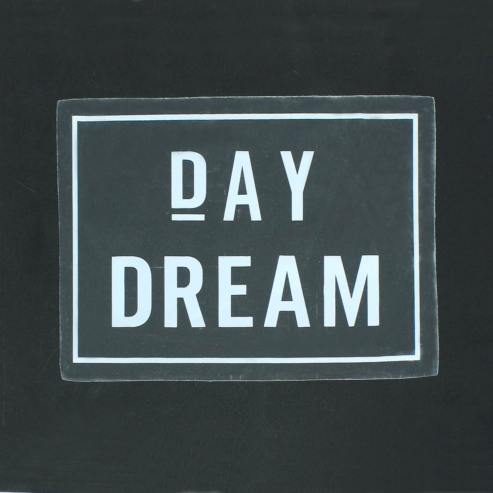 Аппликация клеенка пришивная Day Dream 22*16см белый лого, белая рамка, черный фон, шт. Аппликации Пришивные Резиновые