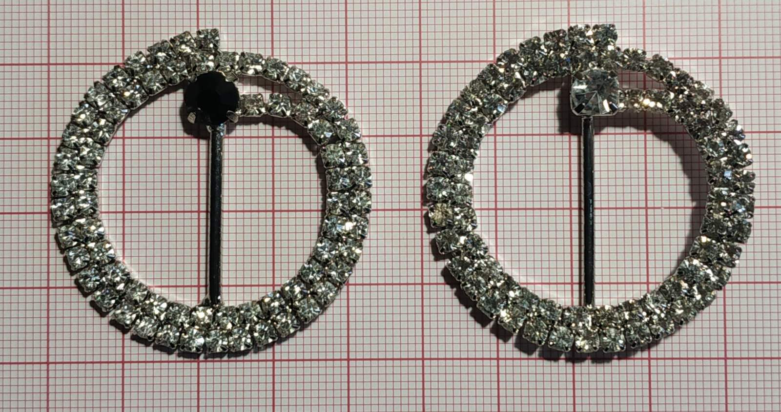 Украшение стеклянное 7063, NIK круг 2,5 см 68 мелких камня двойным завитком, 1 крупный камень (в ассортименте черный, серый), шт. Перетяжка металл со стразами