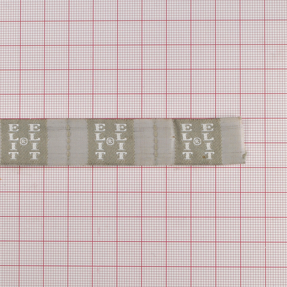 Этикетка тканевая вышитая Elit /флажок/ серая 1,8см. Вышивка / этикетка тканевая