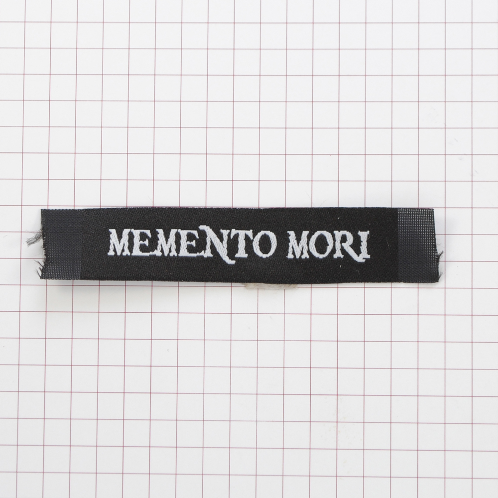 Этикетка тканевая Memento mori 1,5см черная и белый лого /70 atki/, шт. Вышивка / этикетка тканевая