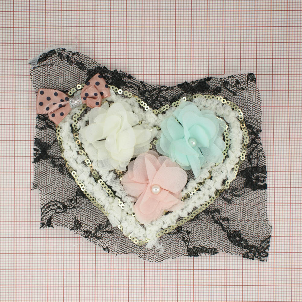 Аппликация кружевная пришивная Сердце и цветы 12*12,58см, черный фон, белое сердце и цветок, голубой и розовый цветы, жемчуг, красный бант в черный грошек. Аппликации Пришивные Кружевные Вязаные