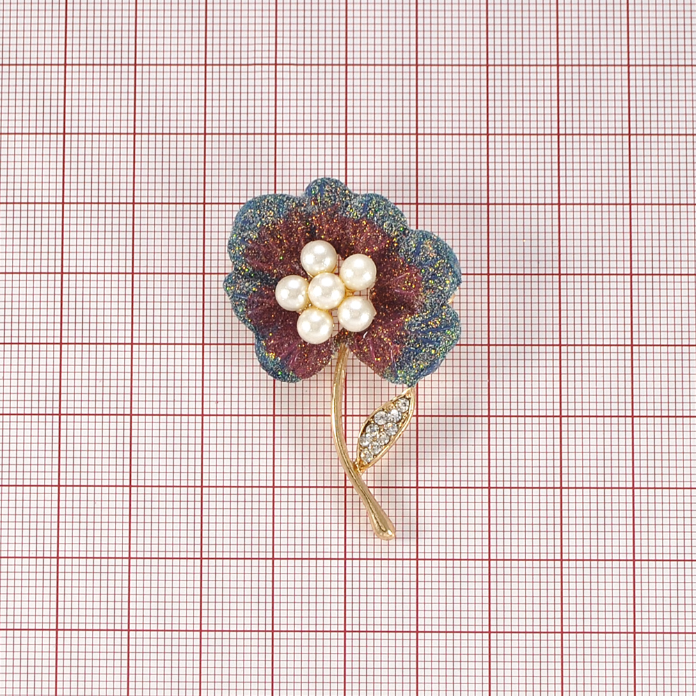 Брошь Ромашка и жемчуг светлое золото, бордо, белые камни, белый жемчуг. Броши