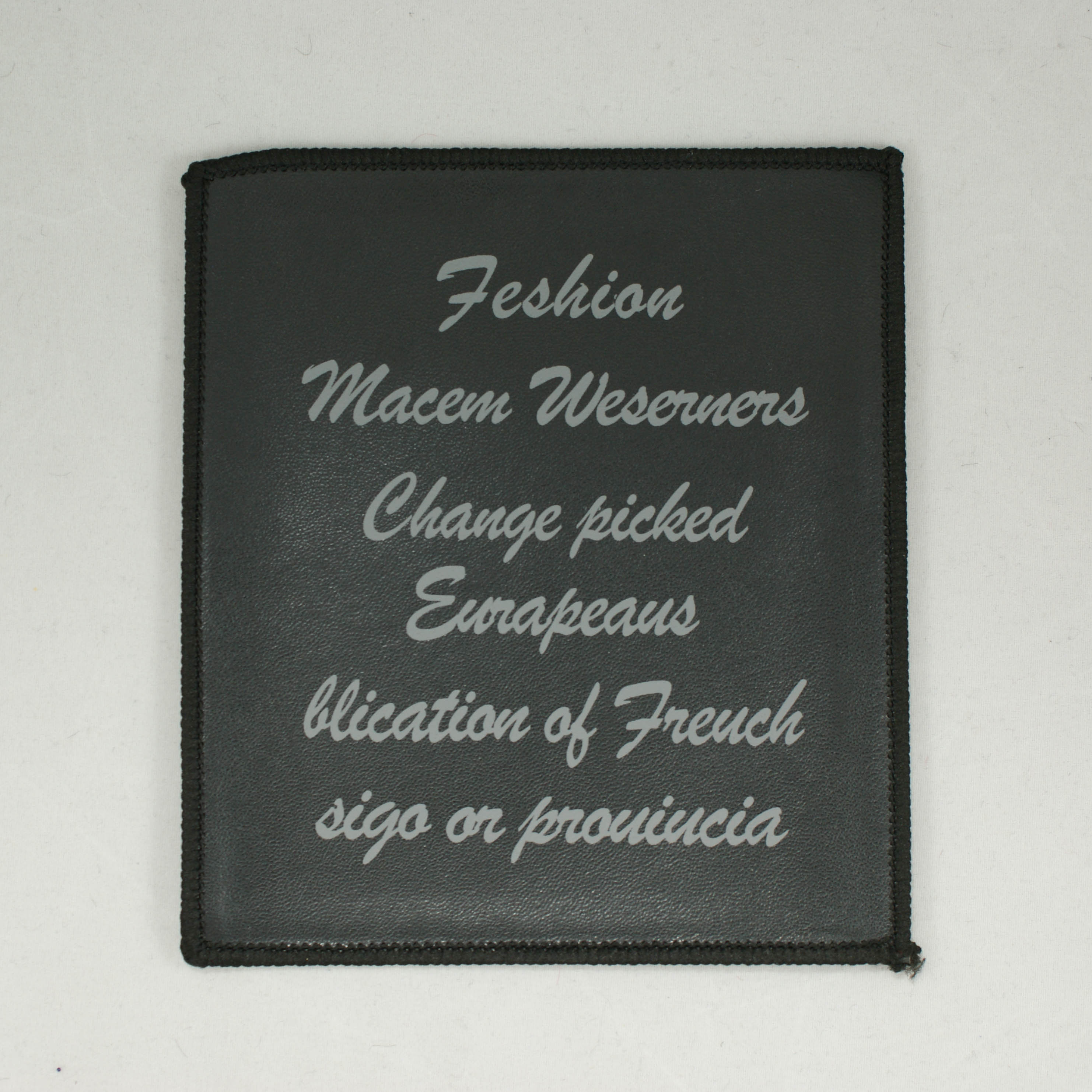 Аппликация кожзам пришивная постер Fashion, 11,5*13см, черный фон, серые буквы, черный оверлок, шт. Нашивка Кожзам