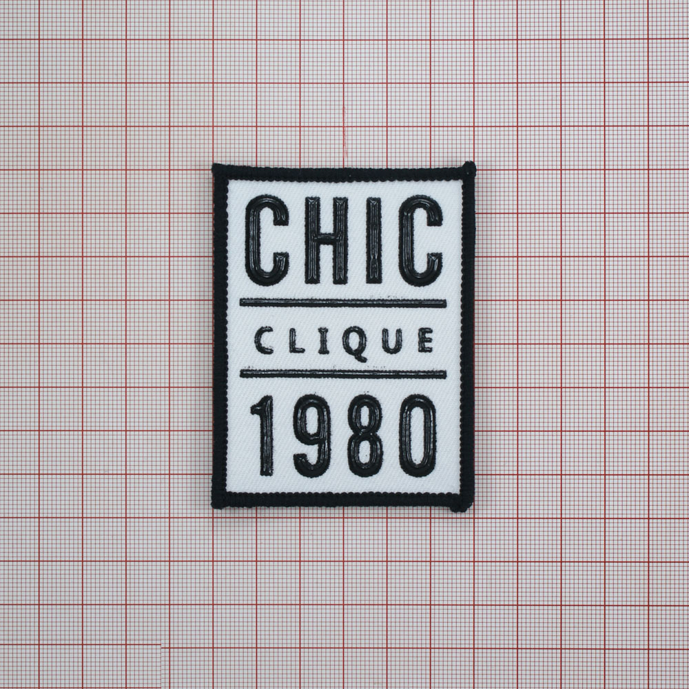 Нашивка тканевая Chic 1980 7,9*6см, бело-черная. Нашивка Резиновый Конгрев