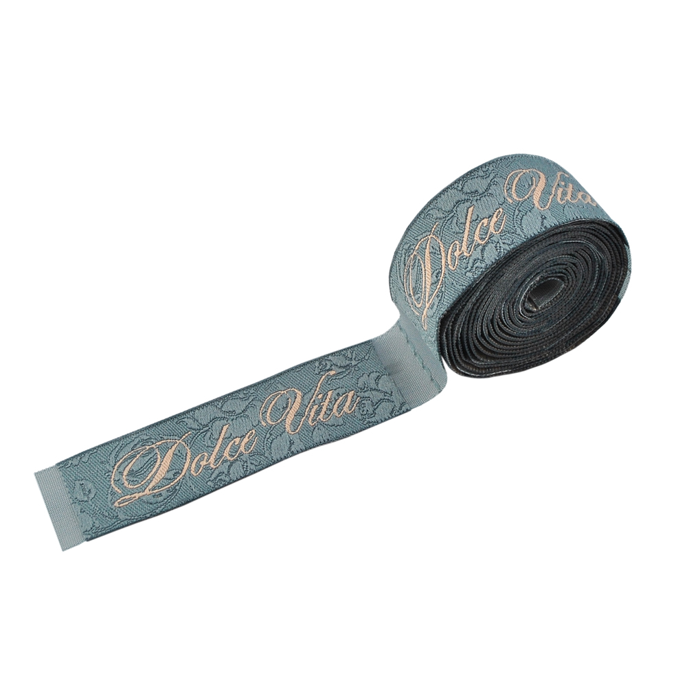 Этикетка тканевая вышитая Dolce Vita №2, 2см, серая, кремовый лого, шт. Вышивка / этикетка тканевая