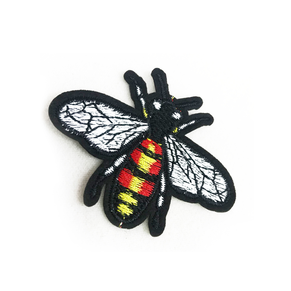 Аппликация клеевая вышитая Пчела черная 6,3*7,8см черный, белый, красный, желтый, шт. Аппликации клеевые Вышивка