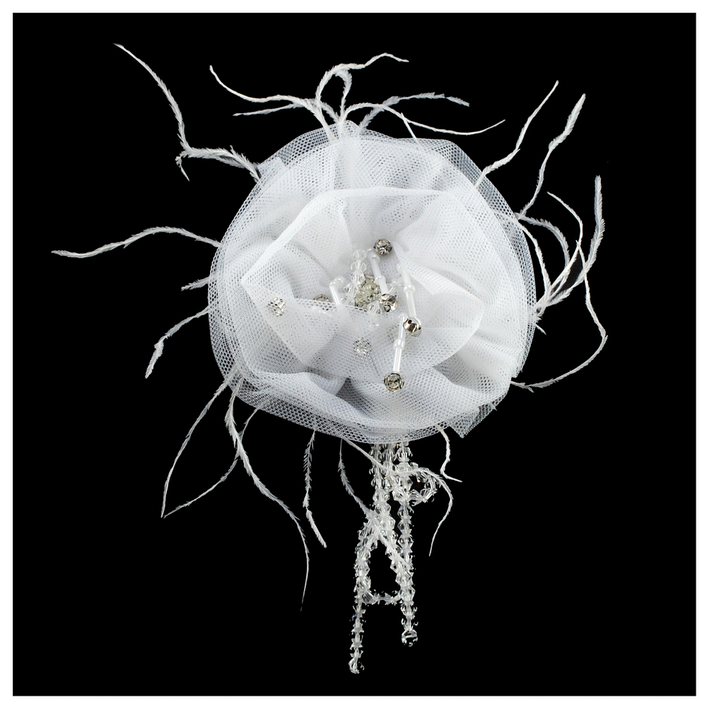 Аппл. тк. цветок с подвеской, 9*10см, фатин, стразы, перья, бел., шт.. Аппликации Пришивные Цветы Банты