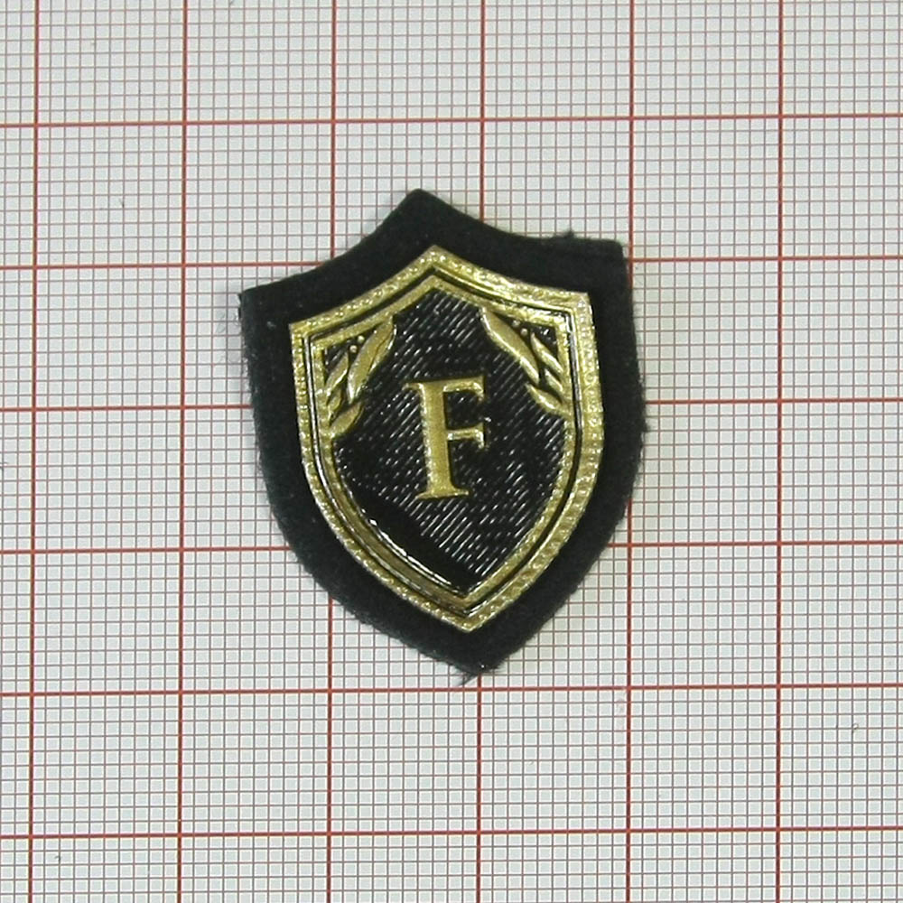 Нашивка тканевая резиновая накладка F 2,6*3,5см, черная, золото, шт. Нашивка Ткань