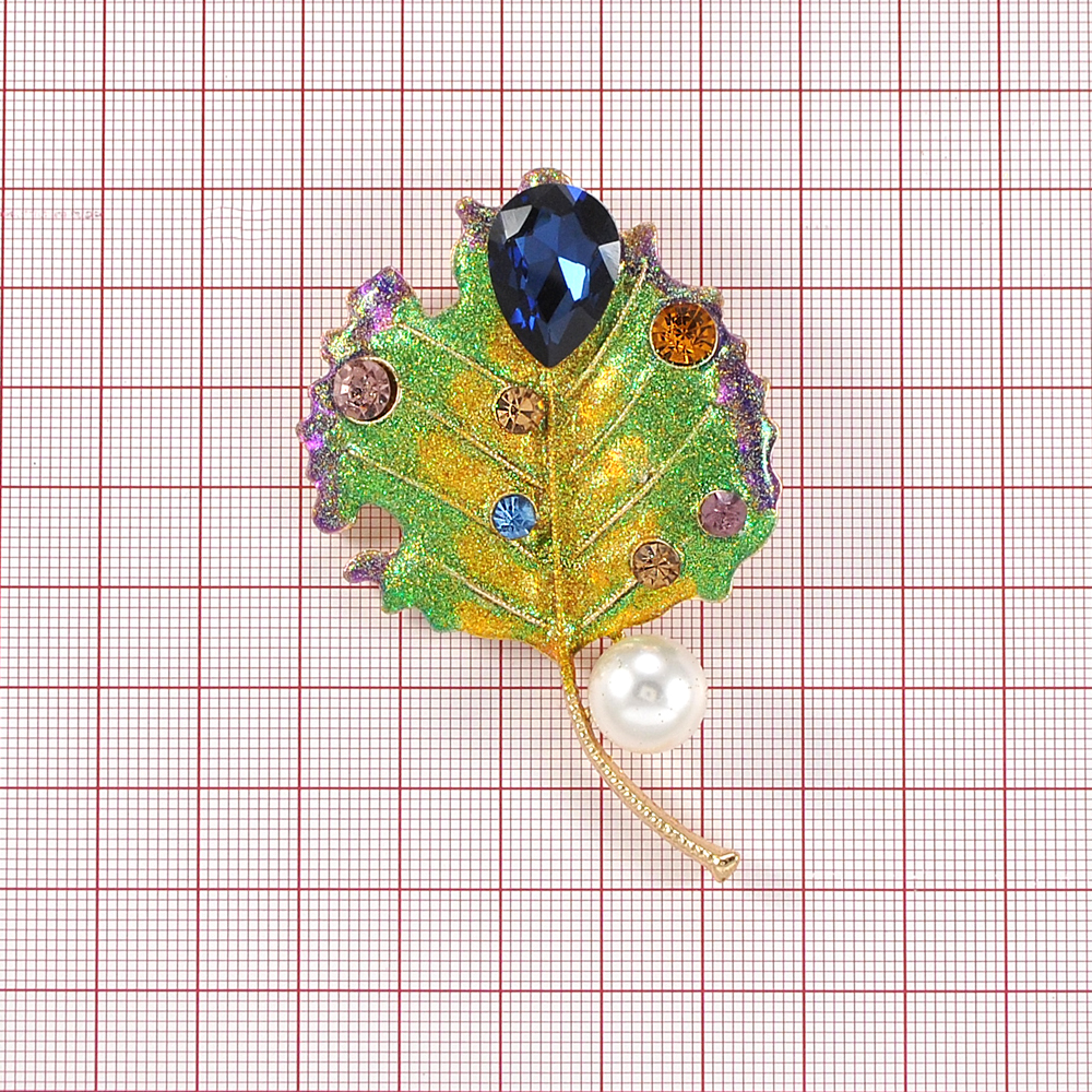 Брошь Кленовый лист золото, цветная эмаль, белый жемчуг, фиолетовые большие камни, желтые, белые, сиреневые маленькие камни. Броши