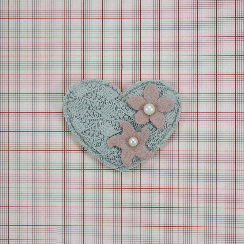 Аппликация вязаная пришивная Сердце и цветы, две жемчужины 6*6,5 см.серое сердце, розовые цветы, жемчужины. Аппликации Пришивные Кружевные Вязаные