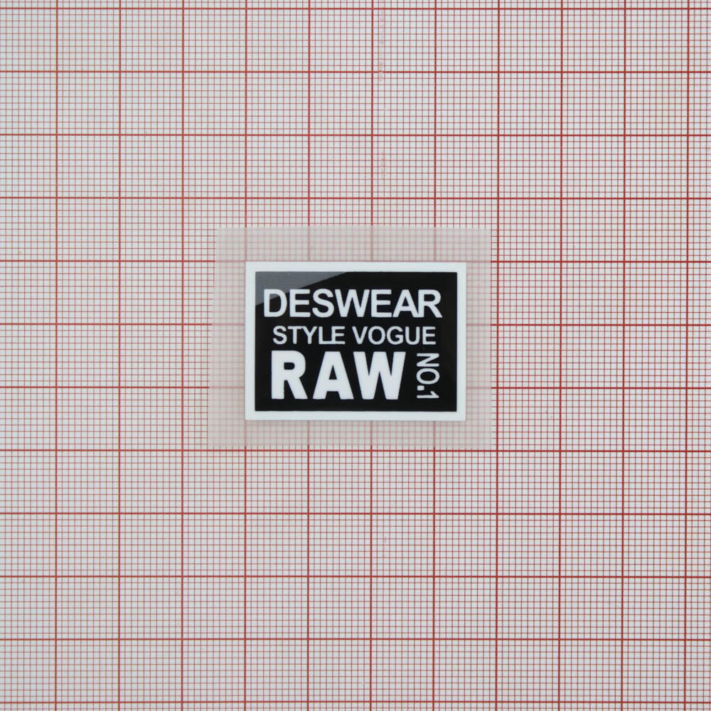 Термоаппликация резиновая Deswear RAW 35*25мм черная прямоугольная, белый лого, шт. Термоаппликации Резиновые Клеенка
