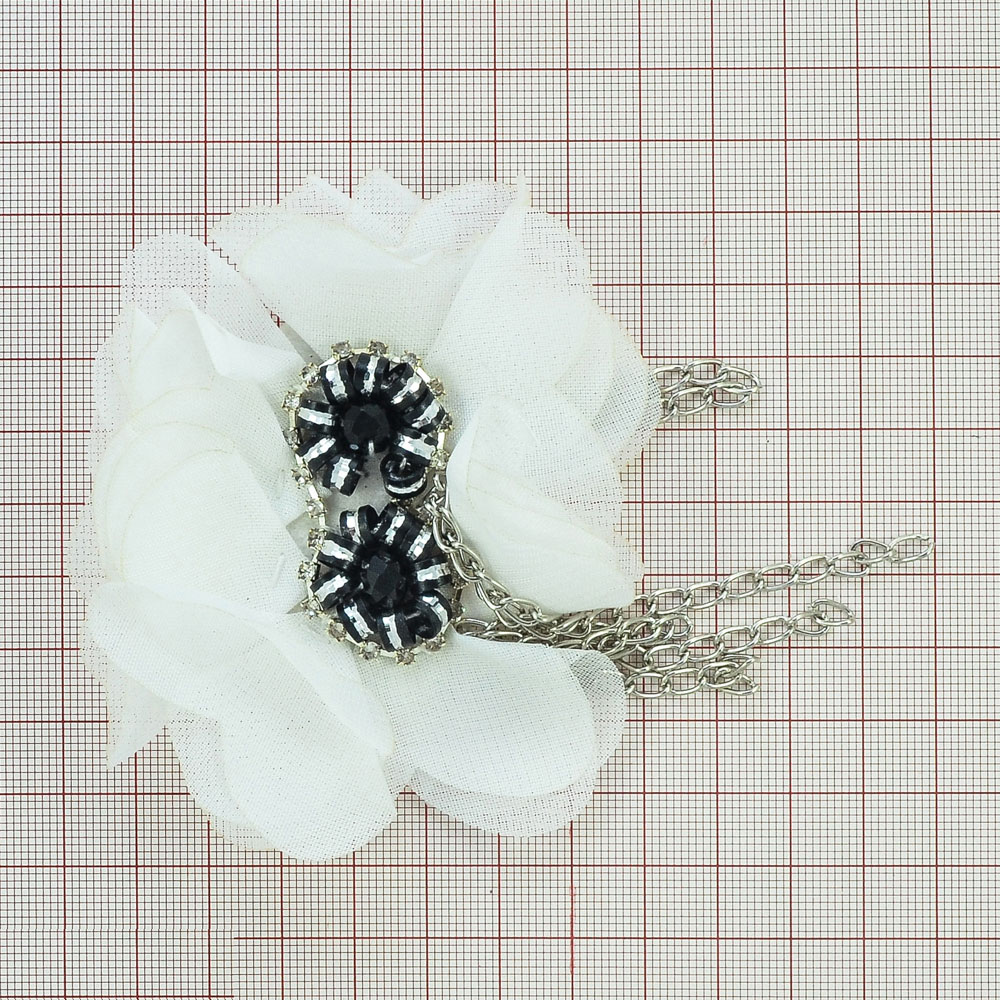 Аппликация декор №164 белый флиз. белый цветок ткан.сетка, цепь, черн. Ромашки. Аппликация Декор