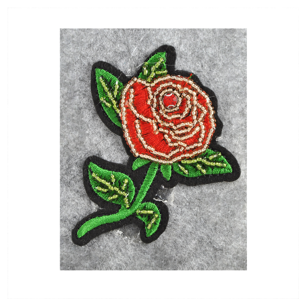 Аппликация клеевая вышитая Роза с бисером 76*60мм, красный, зеленый, цветной бисер . Аппликации клеевые Вышивка