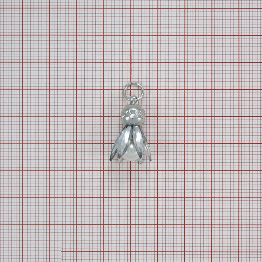 Подвеска металл Лилия и жемчужина 20588 30*15мм, NIKEL, белый жемчуг, шт. Подвески