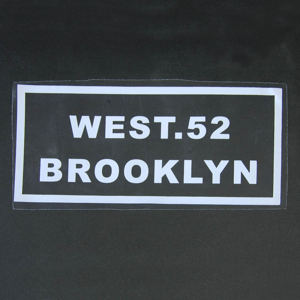 Аппликация клеенка пришивная West Brooklyn 25*12см белый лого, белая рамка, черный фон, шт. Аппликации Пришивные Резиновые