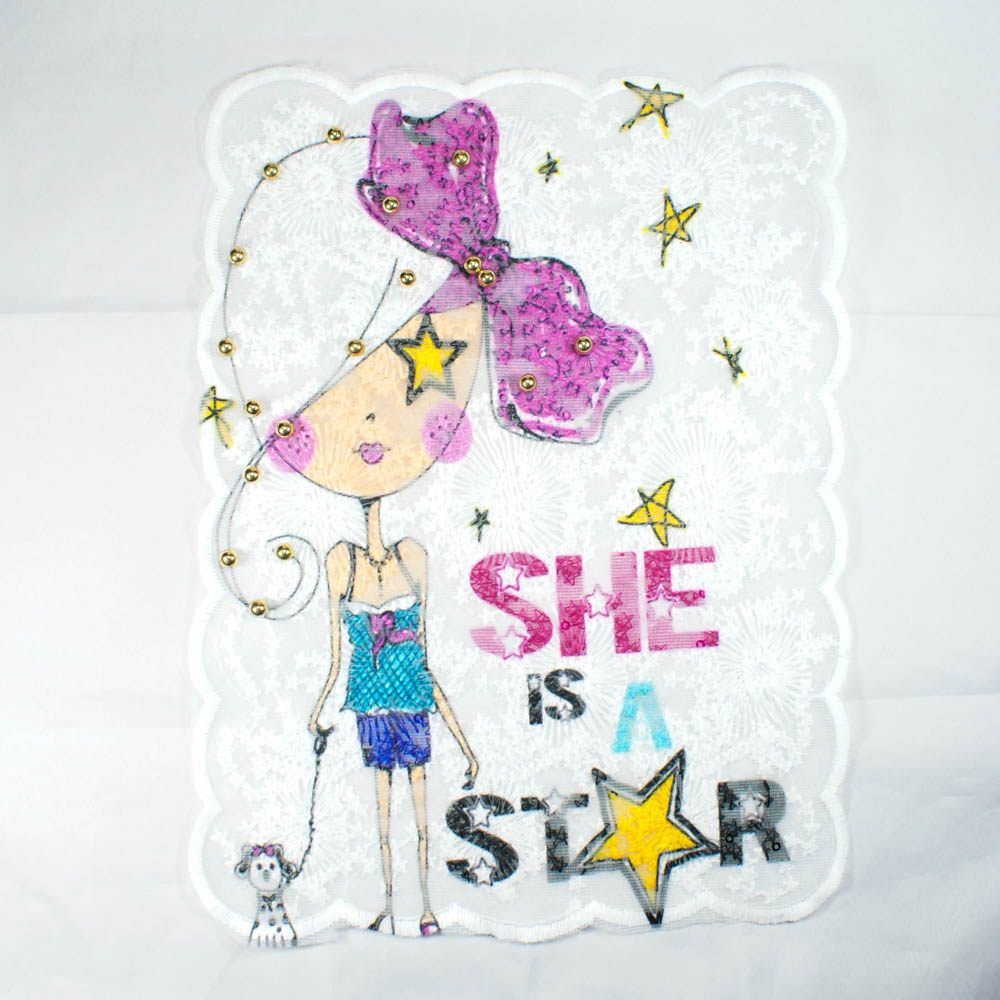 Аппликация пришивная Кружево Девочка Бант SHE IS A STAR 27*20см девочка с фиолетовым бантом, золотые бусины, шт. Аппликации Пришивные Постер