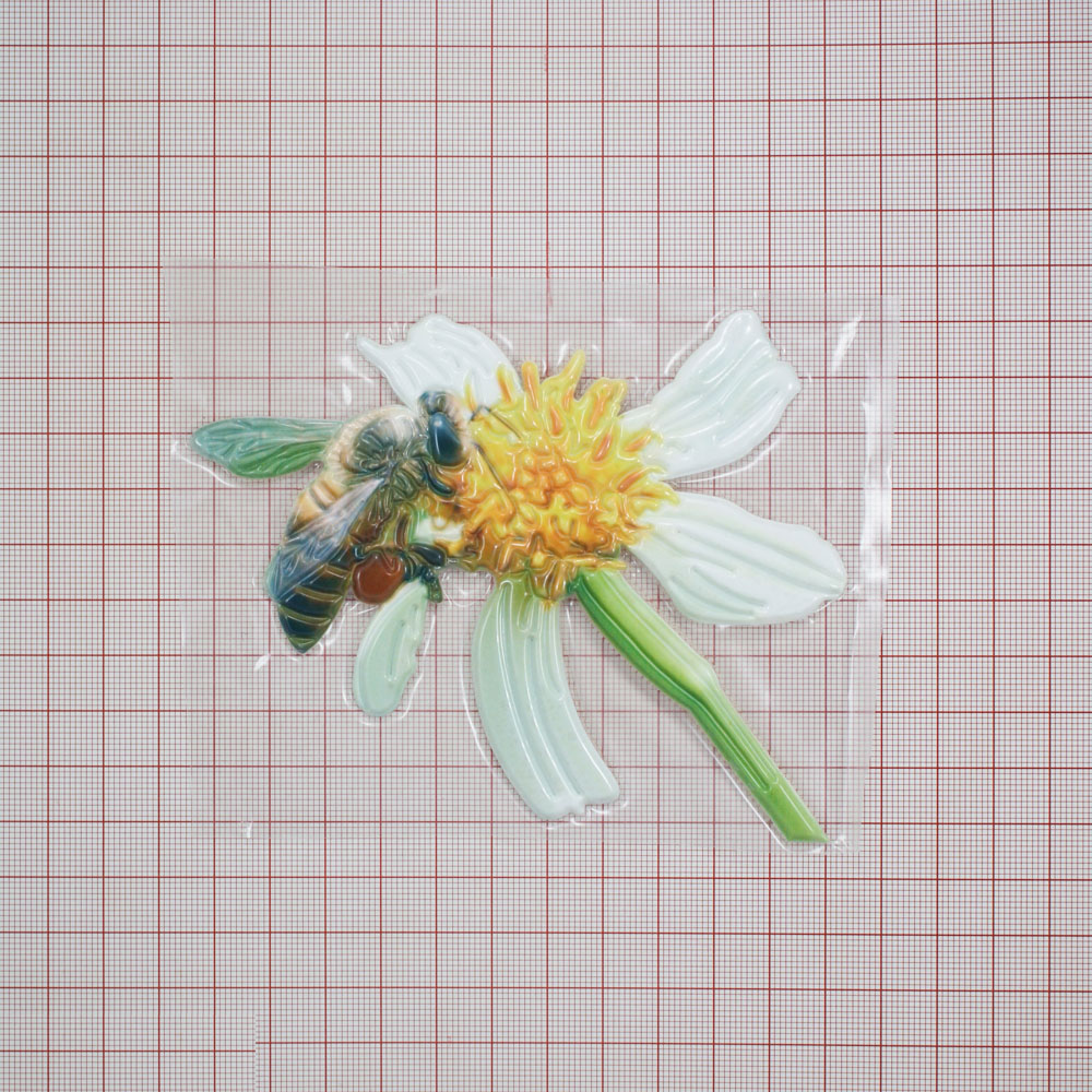 Термоаппликация резиновая 6088 Пчела на ромашке 10,1*12,7см зеленый, белый, желтый, коричневая пчелка, шт. Термоаппликации Накатанный рисунок