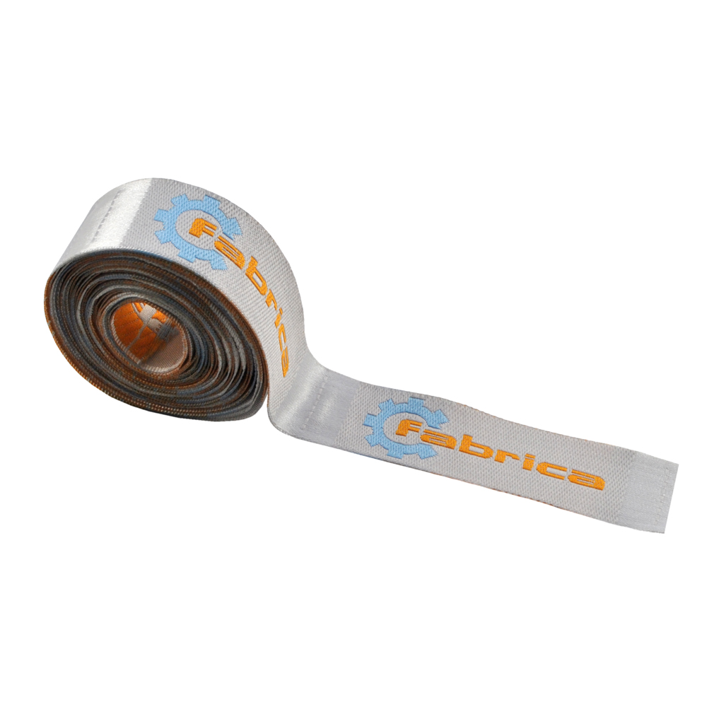 Этикетка тканевая вышитая Fabrica 2см серо-оранжево-голубая 100м. Вышивка / этикетка тканевая