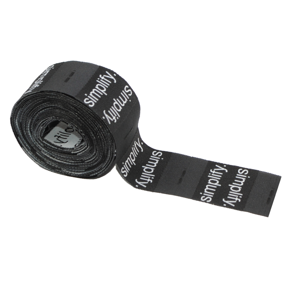 Этикетка тканевая Simplify 2,5см черная и белый лого /флажок, 70 atki/, шт. Вышивка / этикетка тканевая