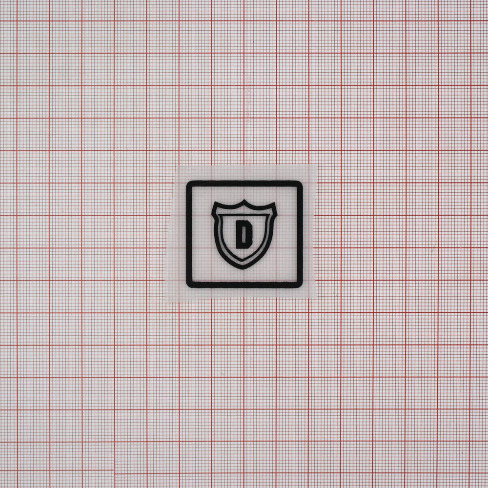 Термоаппликация резиновая прозрачная D в гербе 36*33мм прямоугольная, черный рисунок, шт. Термопереводки Резиновые, Термопленка