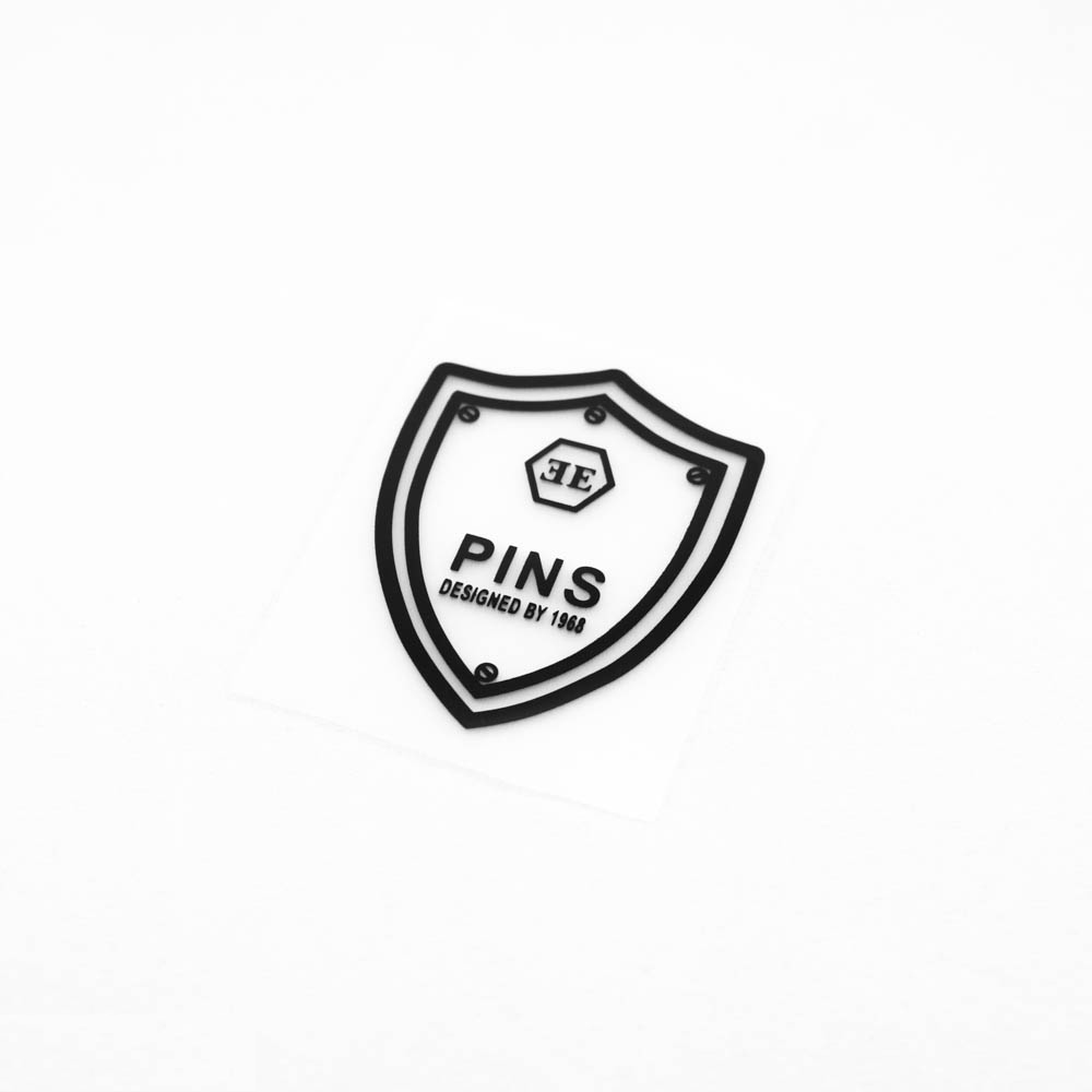 Термоаппликация резиновая PINS герб белый, черный рисунок. 40*51мм, шт. Термоаппликации Резиновые Клеенка