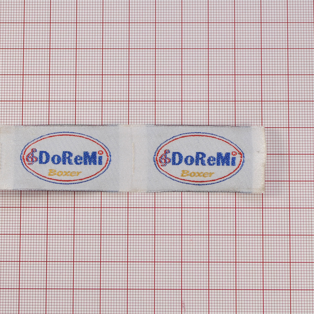 Этикетка тканевая вышитая  DoReMi, сатин 5,0*2,4см. Вышивка / этикетка тканевая
