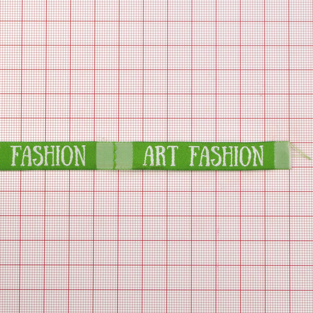 Этикетка тканевая вышитая  Art Fashion №1, 1,2*8,0см, зеленая, белый лого. Вышивка / этикетка тканевая