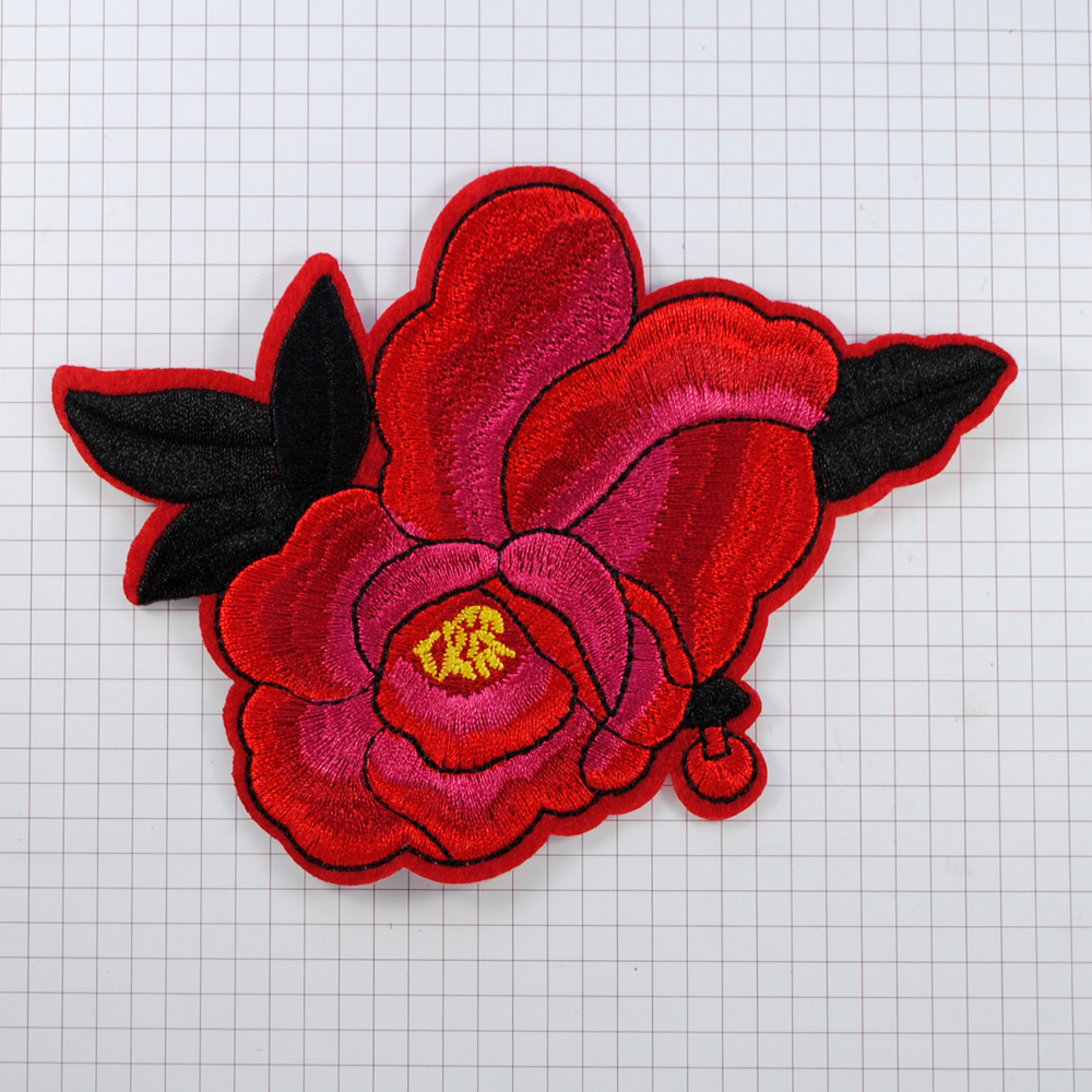 Аппликация клеевая вышитая Цветок с листиками 13*11,5см черный, красный, розовый, зеленый. Аппликации клеевые Вышивка