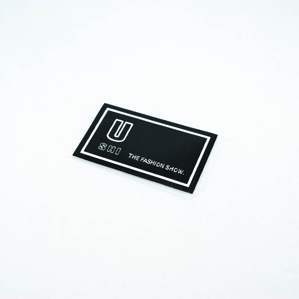 Термоаппликация резиновая U shi 59*34мм черная прямоугольная, белый лого, шт. Термоаппликации Резиновые Клеенка