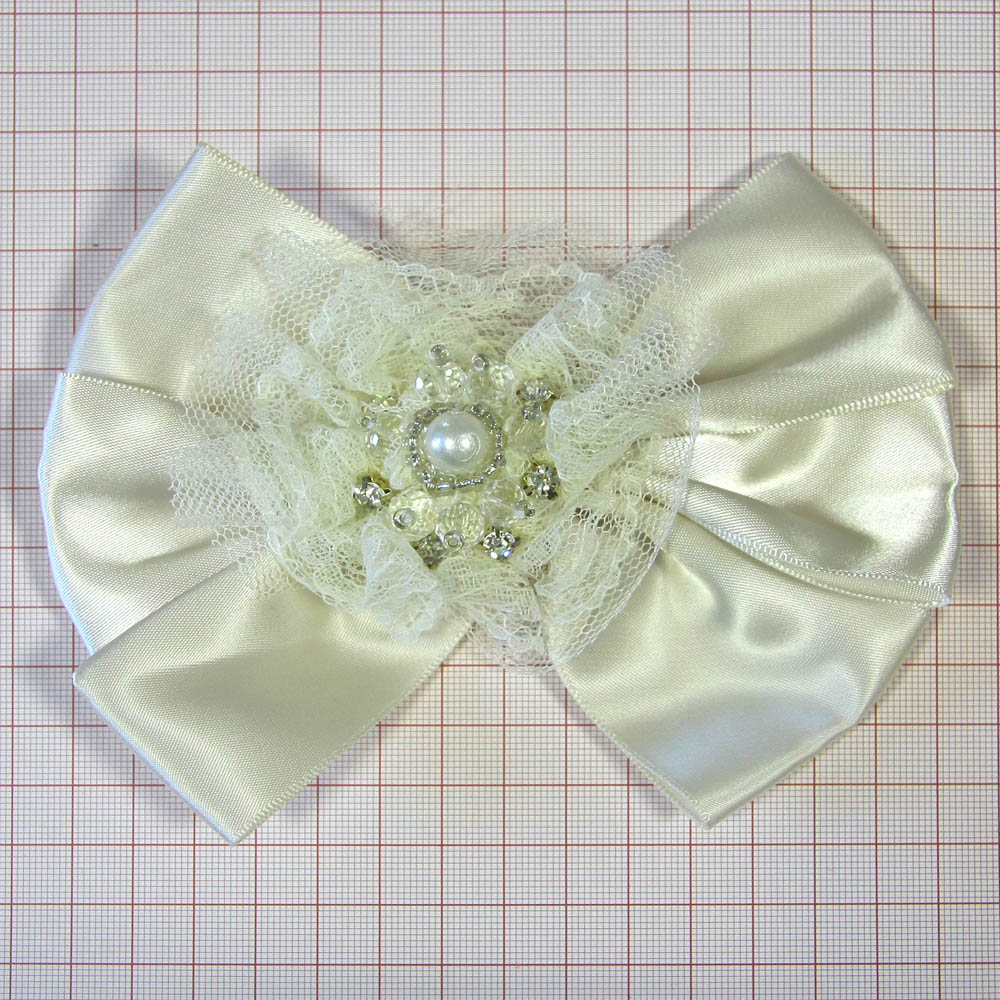Аппликация декор белый бант атлас, белые камни, бисер, 1 жемчужина белая. Аппликация Декор