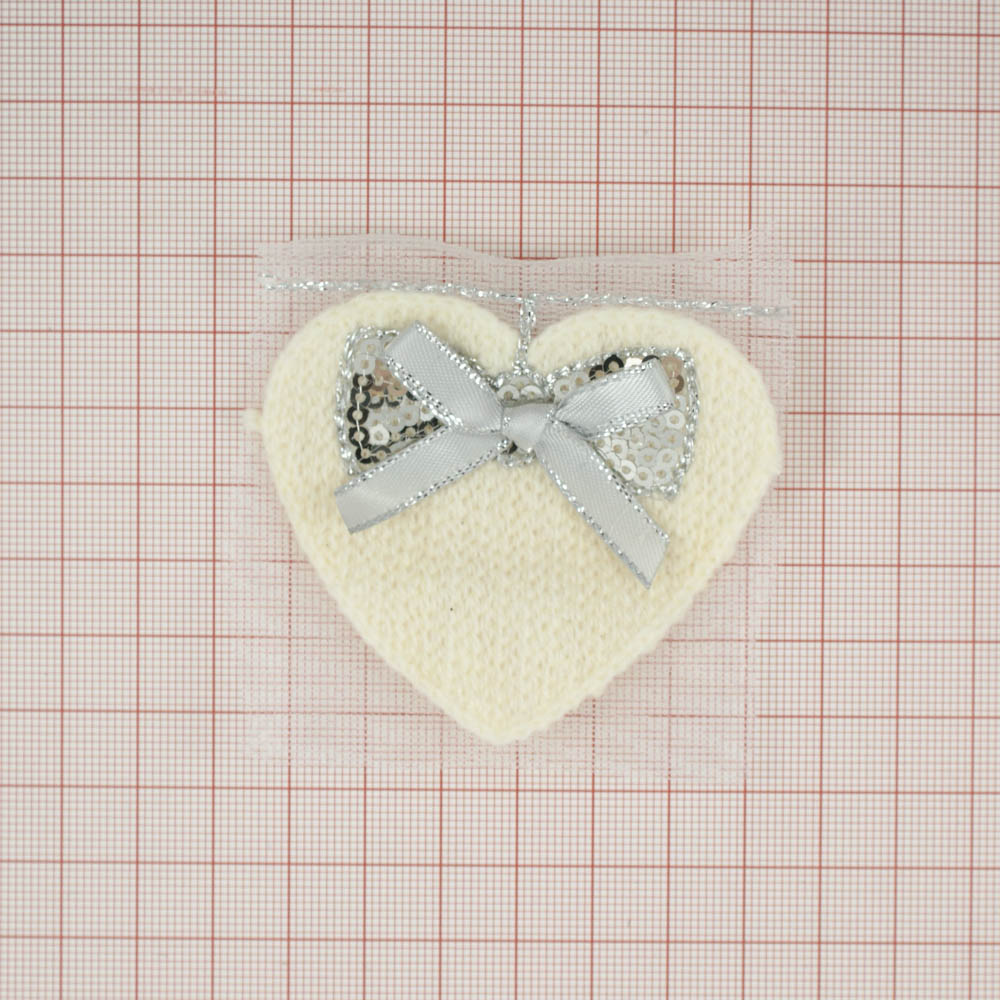 Аппликация вязаная пришивная Сердце и бант 7*6 см кремовый фон, серый бант. Аппликации Пришивные Кружевные Вязаные