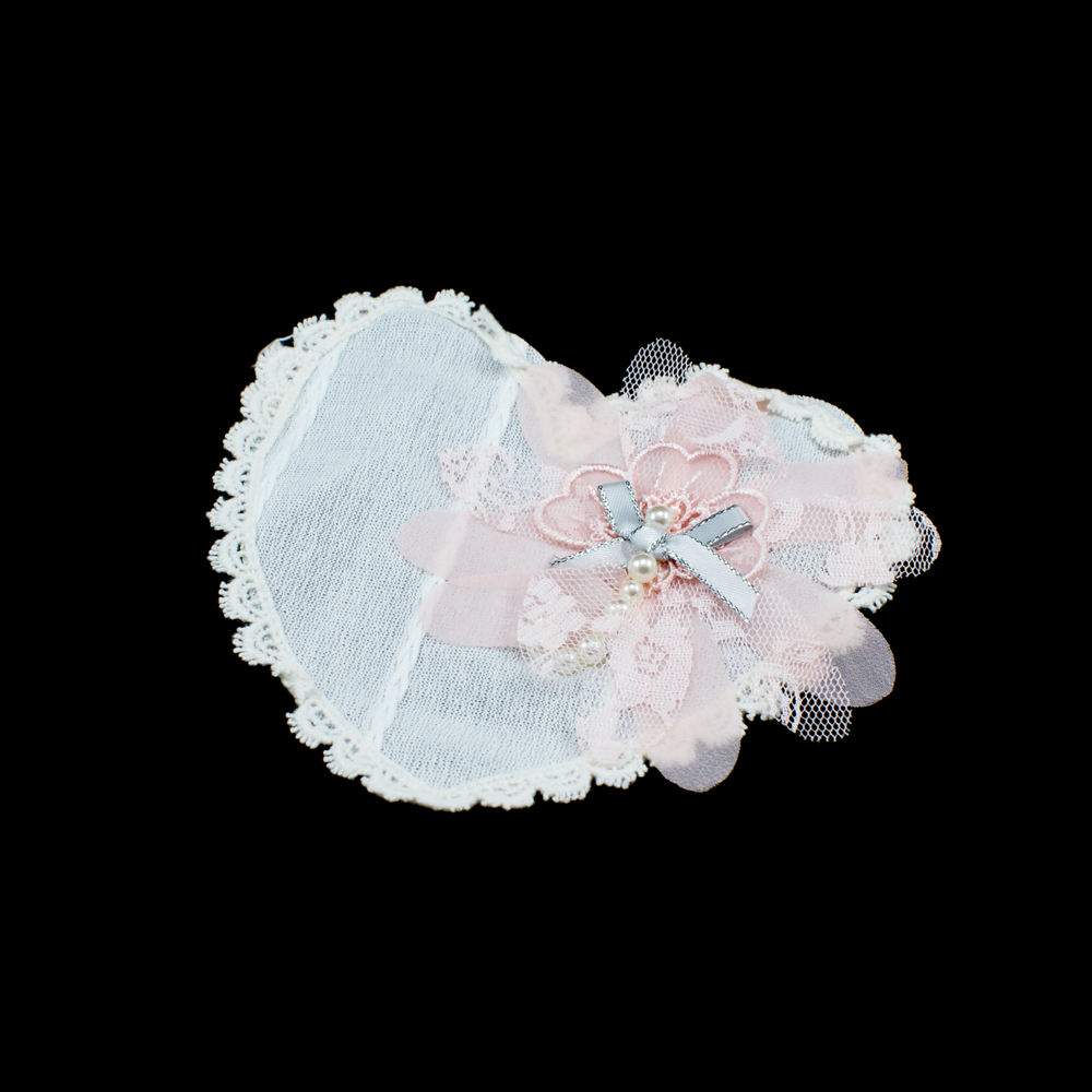 Аппликация кружевная пришивная Сердце с бантиком 14*13см крем, светло-розовый цветок, серый бант, перламутровые бусинки, шт. Аппликации Пришивные Кружевные Вязаные