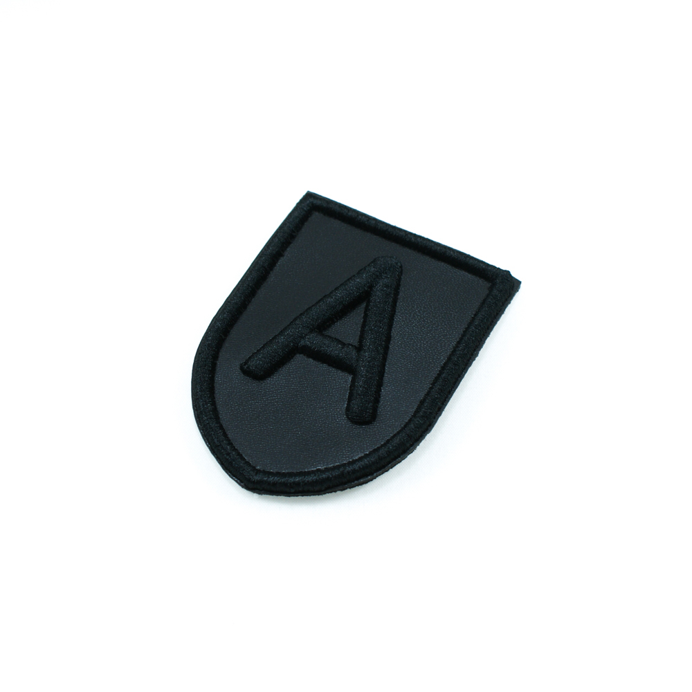 Нашивка кожзам A вышивка 5,3*7,4см черный, вышитый лого, шт. Нашивка Кожзам
