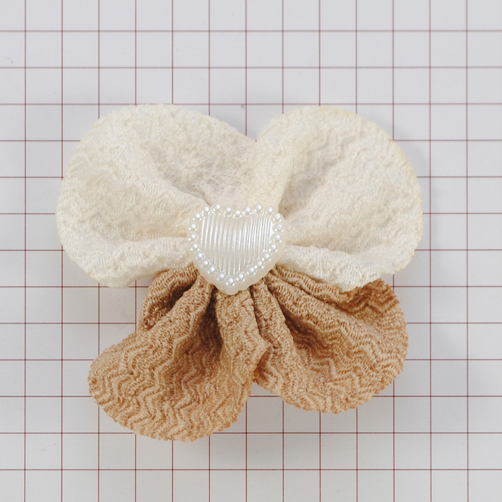 Аппликация тканевая пришивная детская Цветок с сердечком, 5см, белый, коричневый, бусины, шт. Нашивка Детская