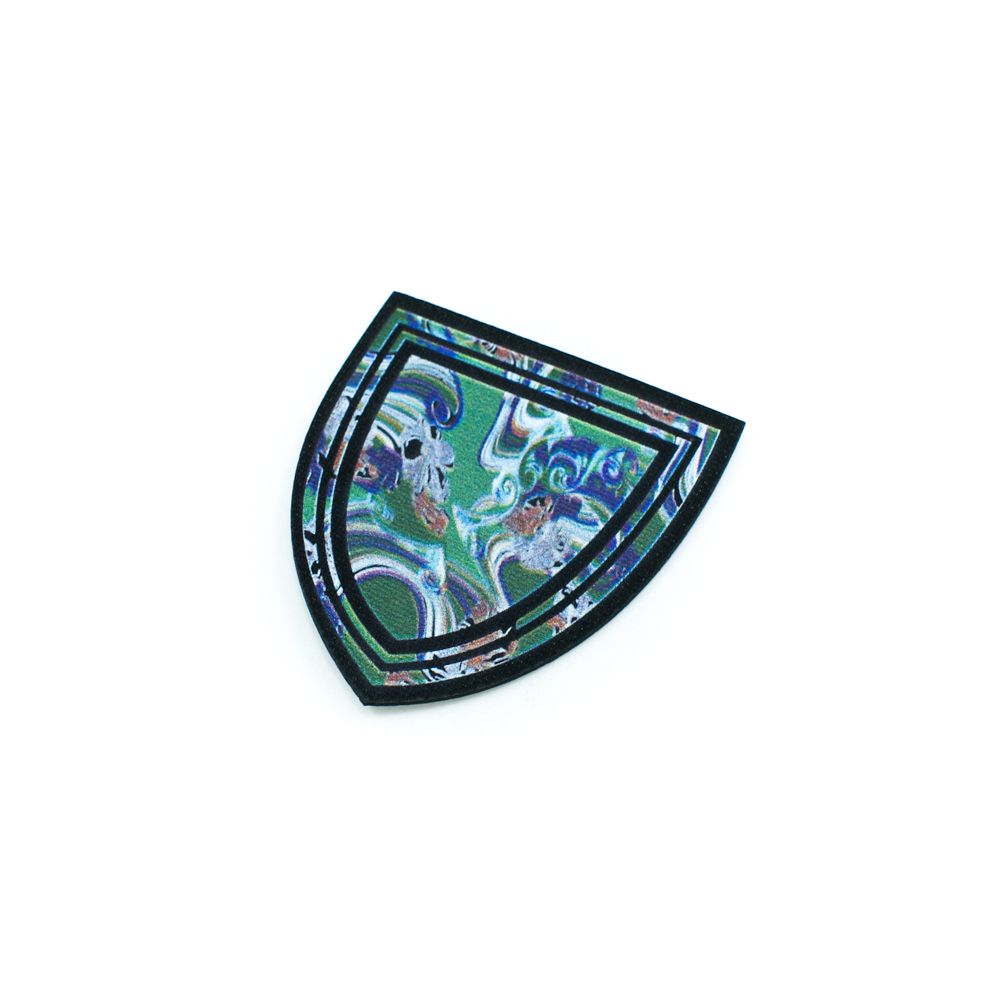Лейба клеенка блестящая Пикассо битва титанов герб 6*6,5см, черная основа, зеленый синий белый рисунок, шт. Лейба резиновая, клеенка