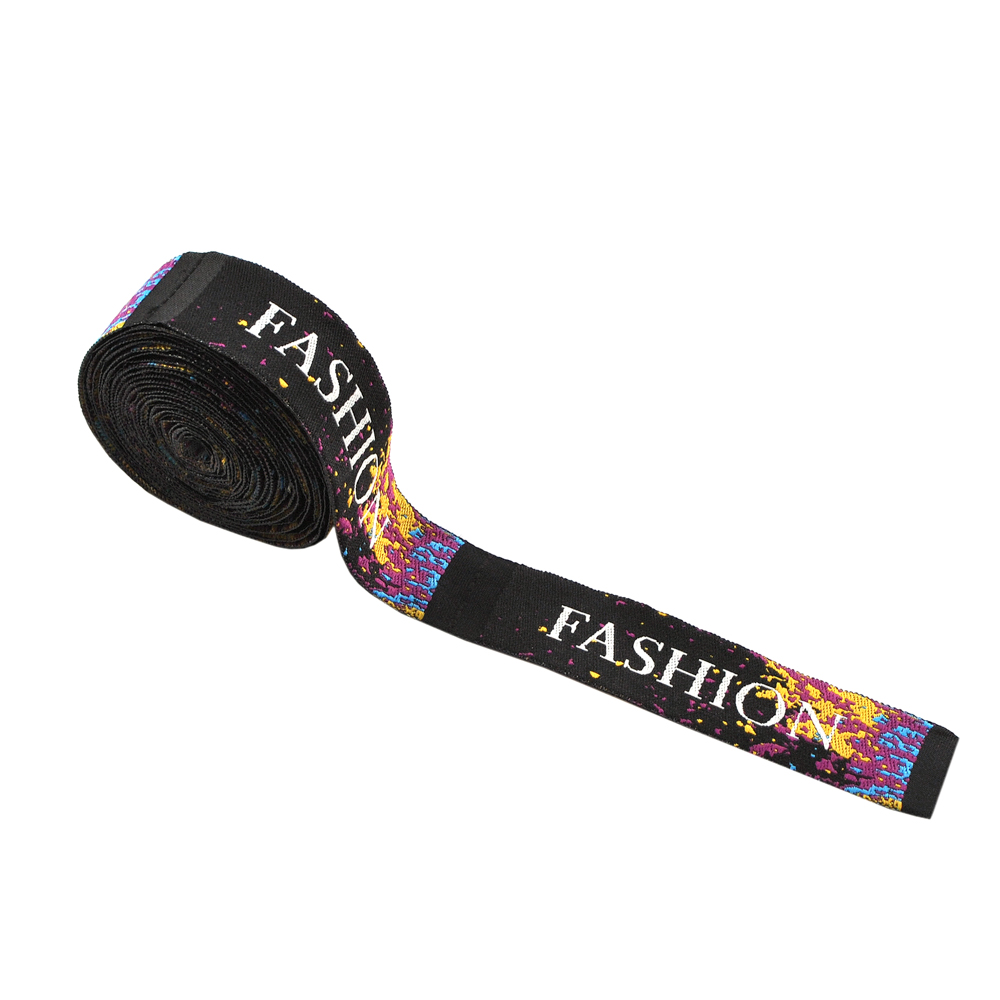 Этикетка тканевая вышитая Fashion 2см, черная, белый лого, цветной рис.. Вышивка / этикетка тканевая