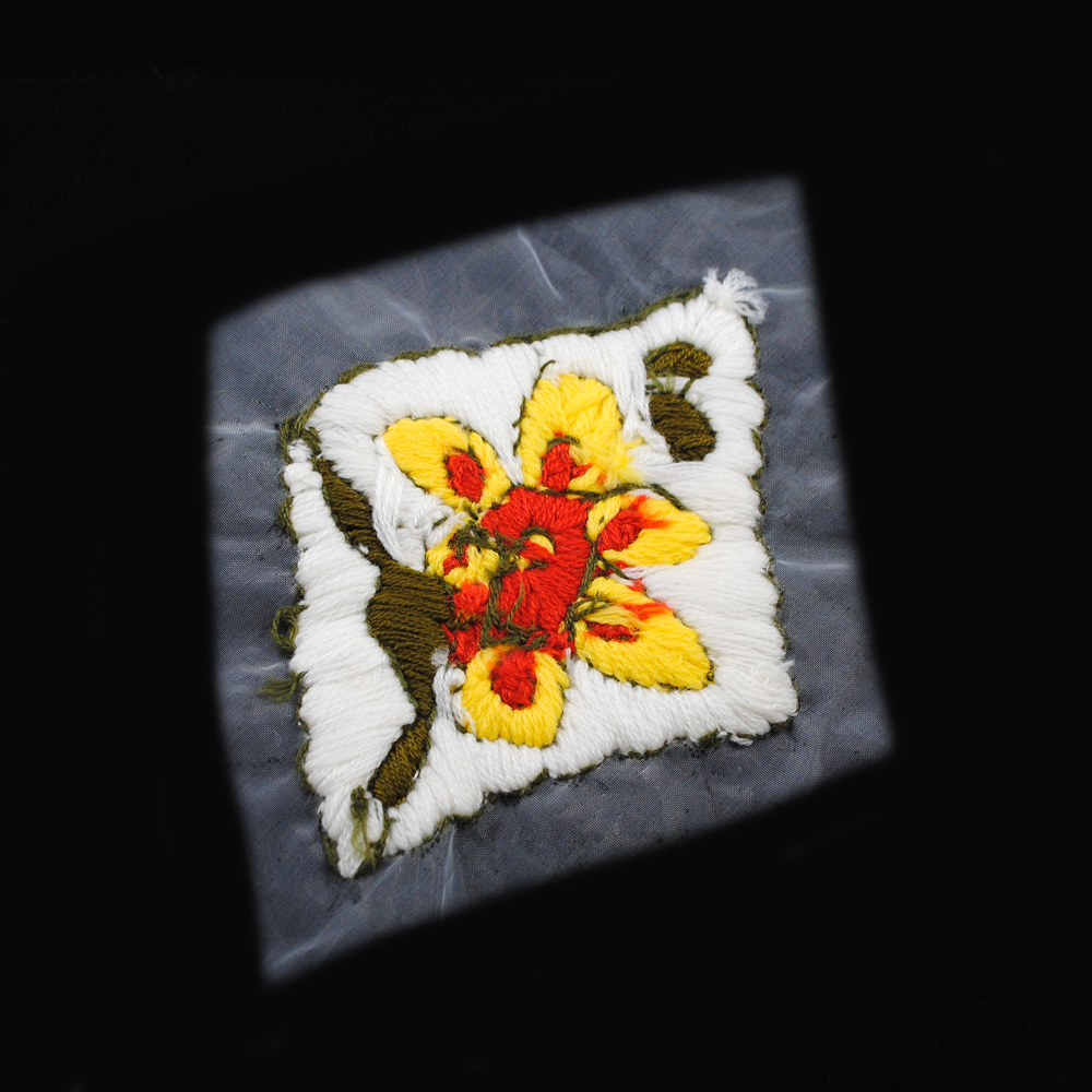 Отделка сетка MR-218, 8*8см, белая вышивка ромб с желто-красным цветком. Отделка Разное