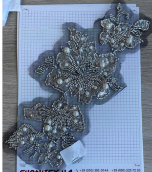 Аппликация пришивная с бисером и жемчугом Цветы, черная основа, серебро, шт. Аппликации Пришивные Цветы Банты