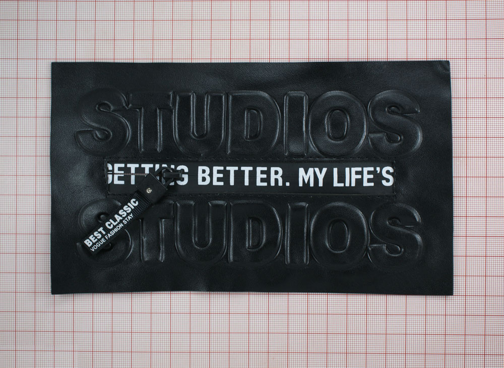 Аппликация пришивная кожзам STUDIOS карман прямоугольный, змейка 20,2*11,6см черный, белый текст, шт. Нашивка Кожзам