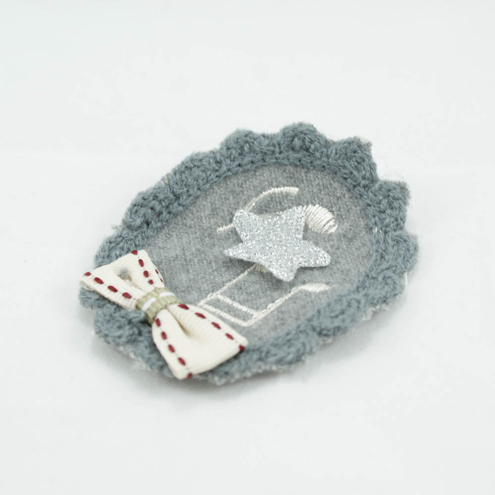 Аппликация вязаная пришивная Круг, ноты, цветок, бант, 6*7 см серый фон, бежевый бант. Аппликации Пришивные Кружевные Вязаные